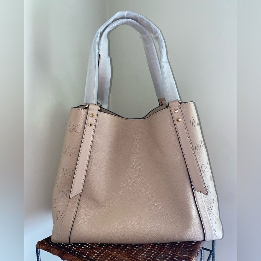 🆕MK Pebbled Leather Tote| 👜 Style: Arlo Buff Large| Versatile design - Picture 7 of 10